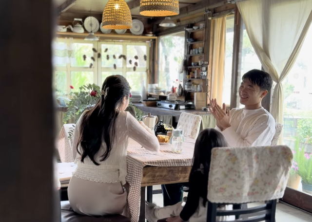 Lương Xuân Trường cưới tiểu thư Nhuệ Giang, cuộc sống sau hôn nhân hiện tại thế nào?- Ảnh 1. Lương Xuân Trường cưới tiểu thư Nhuệ Giang, cuộc sống xem bong da truc tiep nhanh nhat hôn nhân hiện tại thế nào?- Ảnh 1.