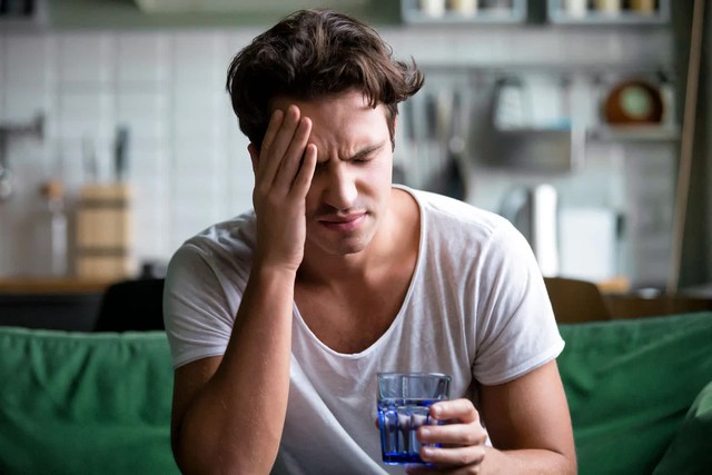 Sau khi uống rượu bia, nếu thấy 8 dấu hiệu này hãy đi khám ngay lập tức- Ảnh 1.