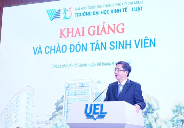 PGS.TS Hoàng Công Gia Khánh phát biểu chào đón tân sinh viên UEL khóa 25. PGS.TS Hoàng Công Gia Khánh phát biểu chào đón tân sinh viên UEL khóa 25.