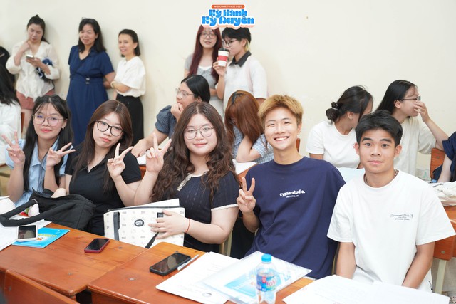 Rộn ràng chào đón hơn 2.000 tân sinh viên xuất sắc nhập học tại Học viện Báo chí và Tuyên truyền - Ảnh 1. Rộn ràng chào đón hơn 2.000 tân sinh viên xuất sắc nhập học tại Học viện Báo chí và Tuyên truyền - Ảnh 1.