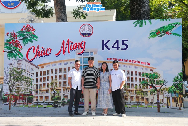 Rộn ràng chào đón hơn 2.000 tân sinh viên xuất sắc nhập học tại Học viện Báo chí và Tuyên truyền - Ảnh 2. Rộn ràng chào đón hơn 2.000 tân sinh viên xuất sắc nhập học tại Học viện Báo chí và Tuyên truyền - Ảnh 2.
