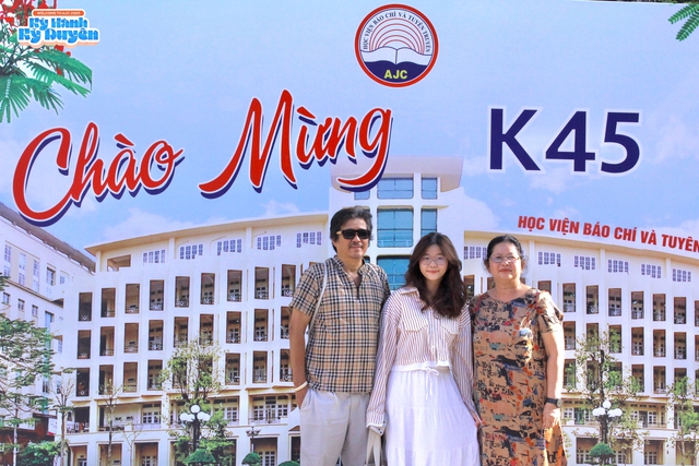 Rộn ràng chào đón hơn 2.000 tân sinh viên xuất sắc nhập học tại Học viện Báo chí và Tuyên truyền - Ảnh 3. Rộn ràng chào đón hơn 2.000 tân sinh viên xuất sắc nhập học tại Học viện Báo chí và Tuyên truyền - Ảnh 3.