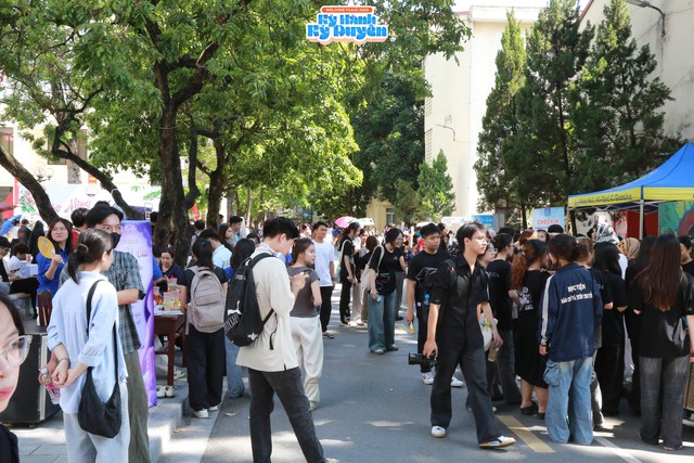 Rộn ràng chào đón hơn 2.000 tân sinh viên xuất sắc nhập học tại Học viện Báo chí và Tuyên truyền - Ảnh 4. Rộn ràng chào đón hơn 2.000 tân sinh viên xuất sắc nhập học tại Học viện Báo chí và Tuyên truyền - Ảnh 4.