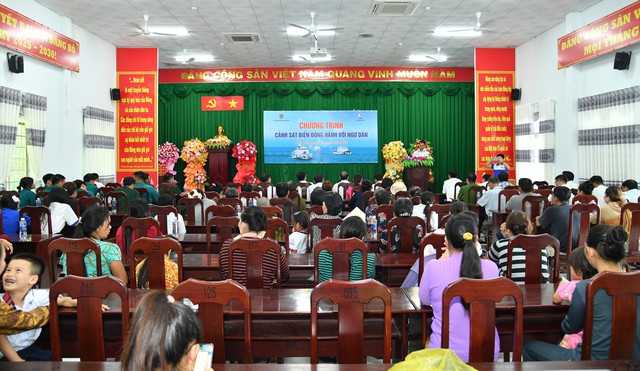 Bộ Tư lệnh Vùng Cảnh sát biển 4 đồng hành với ngư dân đặc khu Kiên Hải, An Giang - Ảnh 1.