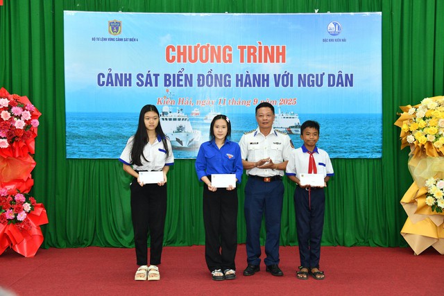 Bộ Tư lệnh Vùng Cảnh sát biển 4 đồng hành với ngư dân đặc khu Kiên Hải, An Giang - Ảnh 3.