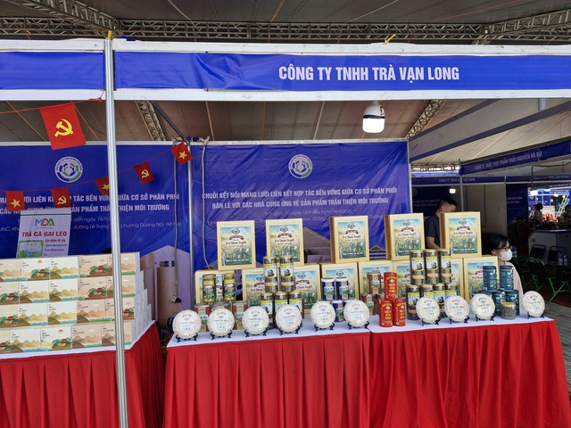 Gian hàng tham gia chương trình. Gian hàng tham gia chương trình.