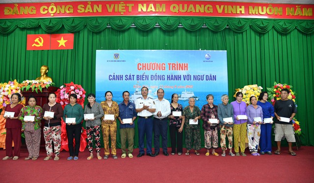 Bộ Tư lệnh Vùng Cảnh sát biển 4 đồng hành với ngư dân đặc khu Kiên Hải, An Giang - Ảnh 4.