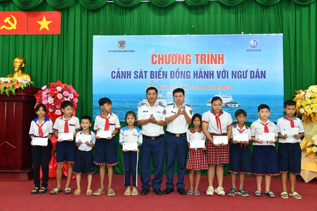 Bộ Tư lệnh Vùng Cảnh sát biển 4 đồng hành với ngư dân đặc khu Kiên Hải, An Giang - Ảnh 5.