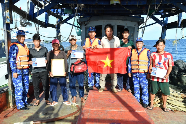 Bộ Tư lệnh Vùng Cảnh sát biển 4 đồng hành với ngư dân đặc khu Kiên Hải, An Giang - Ảnh 6.