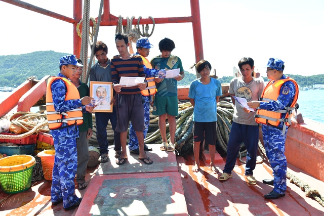 Bộ Tư lệnh Vùng Cảnh sát biển 4 đồng hành với ngư dân đặc khu Kiên Hải, An Giang - Ảnh 7.