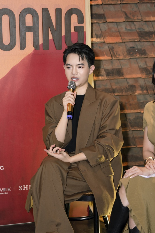 NTK Phan Đăng Hoàng mang tranh sơn mài Nguyễn Gia Trí đến tuần lễ thời trang Milan- Ảnh 1.