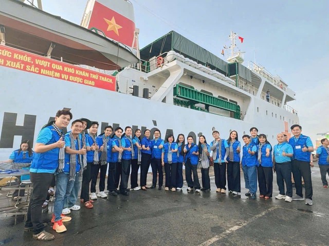 Thành phố Hồ Chí Minh khởi hành chuyến công tác thăm cán bộ, chiến sĩ và nhân dân vùng biển Tây Nam, Nhà giàn DK1/10- Ảnh 1. Thành phố Hồ Chí Minh khởi hành chuyến công tác thăm cán bộ, chiến sĩ và nhân dân vùng biển Tây Nam, Nhà giàn DK1/10- Ảnh 1.
