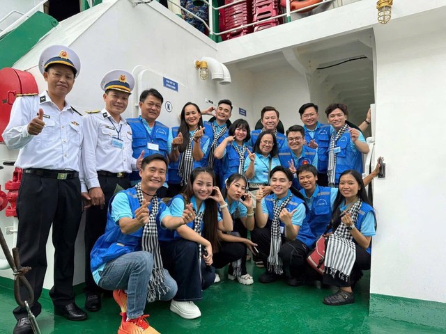 Thành phố Hồ Chí Minh khởi hành chuyến công tác thăm cán bộ, chiến sĩ và nhân dân vùng biển Tây Nam, Nhà giàn DK1/10- Ảnh 3. Thành phố Hồ Chí Minh khởi hành chuyến công tác thăm cán bộ, chiến sĩ và nhân dân vùng biển Tây Nam, Nhà giàn DK1/10- Ảnh 3.