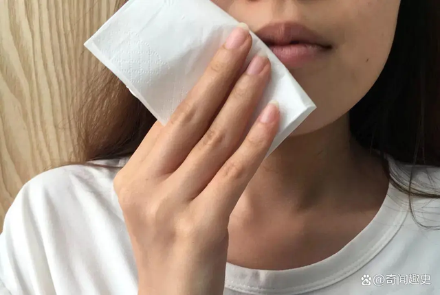 Phát hiện giấy ăn tại 1 quán ăn đắt khách chứa chất cấm gây ung thư, rối loạn nội tiết- Ảnh 1. Phát hiện giấy ăn tại 1 quán ăn đắt khách chứa chất cấm gây bong da ket qua truc tiep thư, rối loạn nội tiết- Ảnh 1.