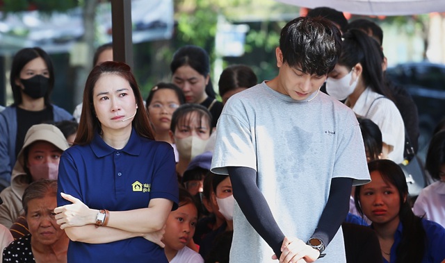 Nữ MC đài truyền hình bật khóc nức nở: "Tôi bàng hoàng"- Ảnh 3. Nữ MC đài truyền hình bật khóc nức nở: "Tôi bàng hoàng"- Ảnh 3.