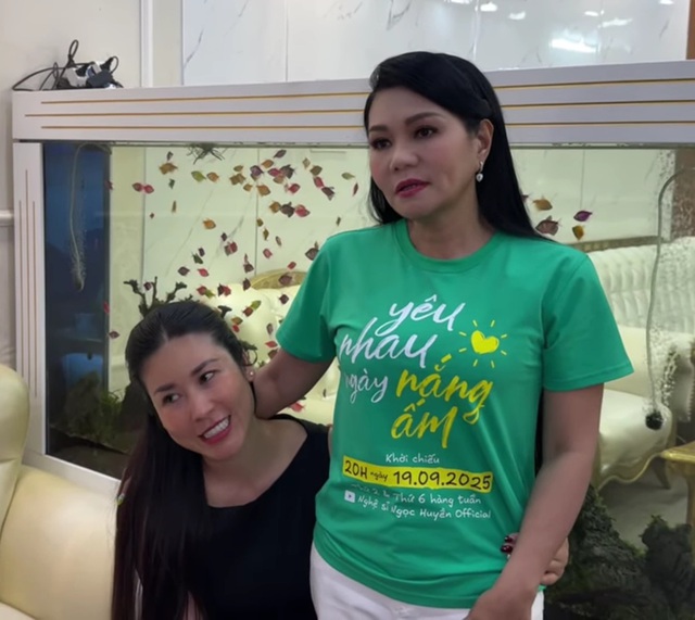 Nữ NSƯT từ Mỹ về bật khóc trước 1 câu của con nuôi Vũ Linh- Ảnh 1. Nữ NSƯT từ Mỹ về bật khóc trước 1 câu của con nuôi Vũ Linh- Ảnh 1.