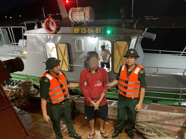 Đồn Biên phòng Côn Đảo phát hiện, bắt giữ đối tượng truy nã lẩn trốn trên tàu cá hoạt động trên vùng biển truc tiep bong da c1 vực phía Nam- Ảnh 1.