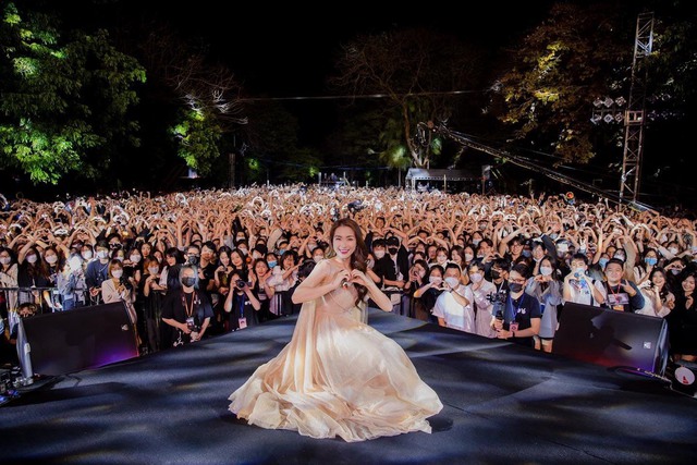 Nữ ca sĩ Hoà Minzy tại NEU Concert 2022.