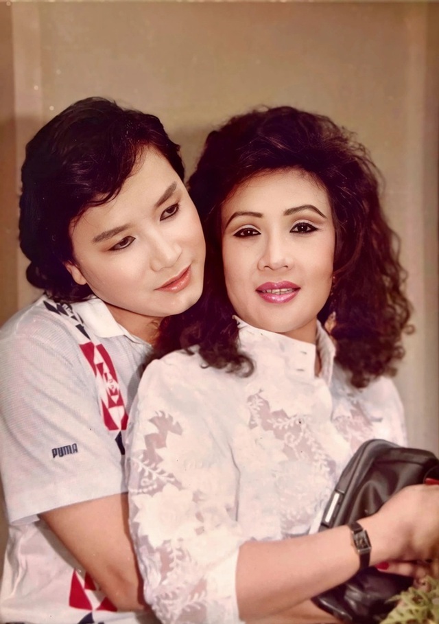 Ông hoàng cải lương được 1 NSND từ Hà Nội vào ôm nói: "Con xứng đáng thay thế bố"- Ảnh 2. Ông hoàng cải lương được 1 NSND từ Hà Nội vào ôm nói: "Con xứng đáng thay thế bố"- Ảnh 2.