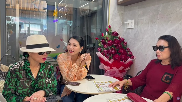 Thanh Tuyền thăm nh&agrave; mặt tiền TP.HCM 50 tỷ của con d&acirc;u, r&uacute;t thẳng 100 USD cho 1 người- Ảnh 1.