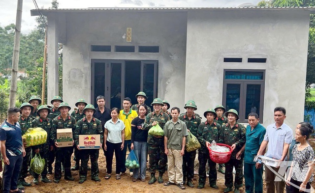 Gia đình bà Linh Thị Nự ở thôn An Phát, xã Thanh Mai trong ngày hoàn thành ngôi nhà mới.