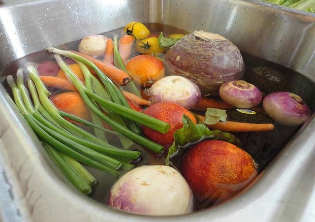 6 loại rau củ không cần dùng thuốc trừ sâu vẫn lớn, người bán hàng còn yên tâm để lại ăn, nhà bạn đã mua đúng chưa?- Ảnh 1.