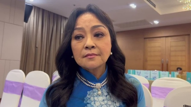 Phương Hồng Quế bị một người lạ r&igrave;nh rập, Hương Lan lao ra dọa- Ảnh 2.