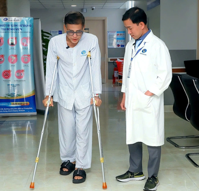 Cuộc sống hiện tại của nam nghệ sĩ nổi tiếng sau tai nạn ng&atilde; xuống hố s&acirc;u 3 m&eacute;t, chấn thương nghi&ecirc;m trọng- Ảnh 1.