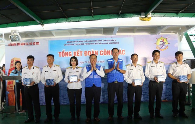 Đoàn đại biểu Thành phố Hồ Chí Minh hoàn thành chuyến công tác nghĩa tình, thăm quân - dân vùng biển đảo Tây Nam của Tổ quốc- Ảnh 3.