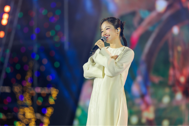 Nữ ca sĩ hát mở màn concert Quốc gia đặc biệt: Là Em Xinh duy nhất mang quân hàm Thượng úy, cực đắt show dịp Đại lễ 2/9- Ảnh 1. Nữ ca sĩ hát mở màn concert Quốc gia đặc biệt: Là Em Xinh duy nhất mang quân hàm Thượng úy, cực đắt show dịp Đại lễ 2/9- Ảnh 1.
