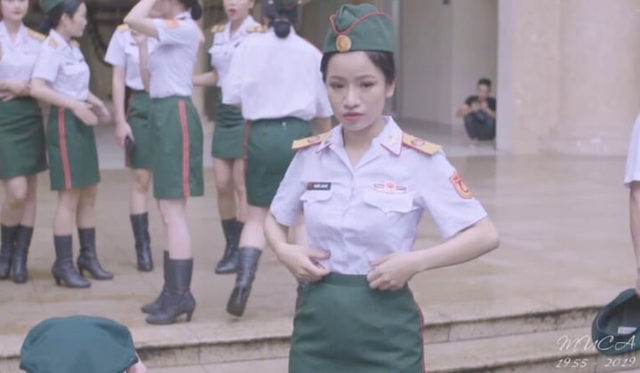 Nữ ca sĩ hát mở màn concert Quốc gia đặc biệt: Là Em Xinh duy nhất mang quân hàm Thượng úy, cực đắt show dịp Đại lễ 2/9- Ảnh 6. Nữ ca sĩ hát mở màn concert Quốc gia đặc biệt: Là Em Xinh duy nhất mang quân hàm Thượng úy, cực đắt show dịp Đại lễ 2/9- Ảnh 6.