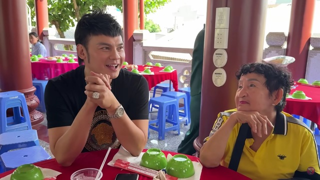Nam NSƯT tuyên bố thẳng: “Ai muốn cưới mẹ tôi là tôi làm đám cưới đàng hoàng luôn”- Ảnh 1. Nam NSƯT tuyên bố thẳng: “Ai muốn cưới mẹ tôi là tôi làm đám cưới đàng hoàng luôn”- Ảnh 1.