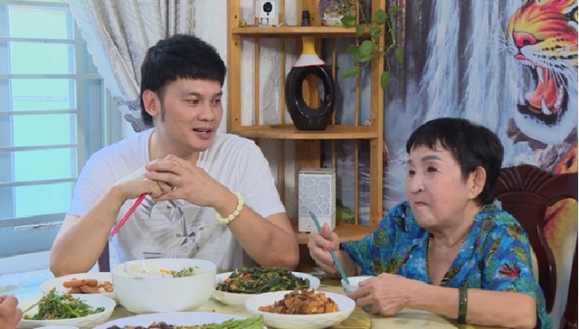 Nam NSƯT tuyên bố thẳng: “Ai muốn cưới mẹ tôi là tôi làm đám cưới đàng hoàng luôn”- Ảnh 2. Nam NSƯT tuyên bố thẳng: “Ai muốn cưới mẹ tôi là tôi làm đám cưới đàng hoàng luôn”- Ảnh 2.