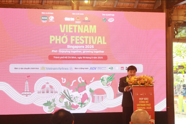 Ông Lê Thế Chữ - Tổng biên tập Báo Tuổi Trẻ, Trưởng BTC phát biểu khai mạc. Ông Lê Thế Chữ - Tổng biên tập Báo Tuổi Trẻ, Trưởng BTC phát biểu khai mạc.