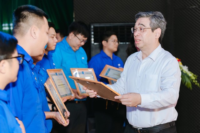 Dấu ấn tuổi trẻ TP.HCM trong Chiến dịch tình nguyện hè 2025- Ảnh 2. Dấu ấn tuổi trẻ TP.HCM truc tiep bong da c1 Chiến dịch tình nguyện hè 2025- Ảnh 2.