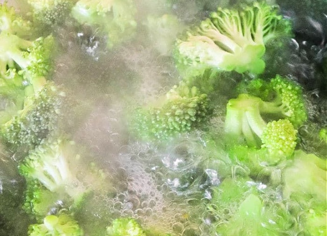 7 loại rau ăn v&agrave;o gi&uacute;p "cắt bỏ" tới 20% nguy cơ mắc ung thư đại trực tr&agrave;ng: Ai biết sớm th&igrave; lợi sớm!- Ảnh 1.