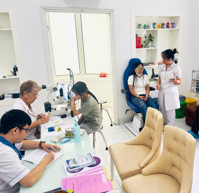 Đi khám tiền mổ cận mà nhận thấy 4 tín hiệu này, nhanh chóng “quay xe” còn kịp!- Ảnh 3. Đi khám tiền mổ cận mà nhận thấy 4 tín hiệu này, nhanh chóng “quay xe” còn kịp!- Ảnh 3.