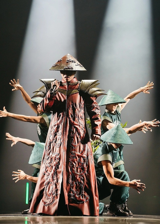 Nam ca sĩ từng bị dọa đánh, đổ muối ớt lên đầu: Lột xác thành quán quân thế giới- Ảnh 5. Nam ca sĩ từng bị dọa đánh, đổ muối ớt lên đầu: Lột xác thành quán quân thế giới- Ảnh 5.