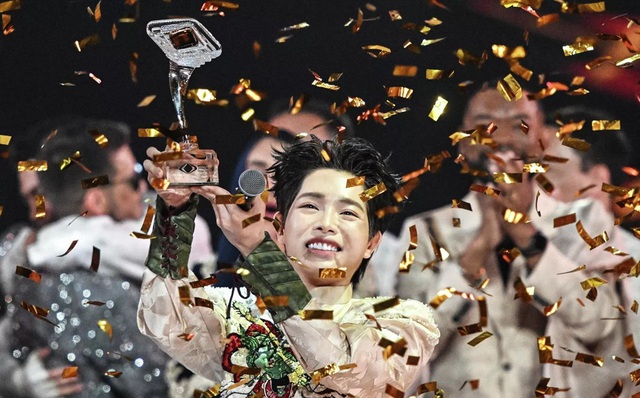 Nam ca sĩ từng bị dọa đánh, đổ muối ớt lên đầu: Lột xác thành quán quân thế giới- Ảnh 2. Nam ca sĩ từng bị dọa đánh, đổ muối ớt lên đầu: Lột xác thành quán quân thế giới- Ảnh 2.