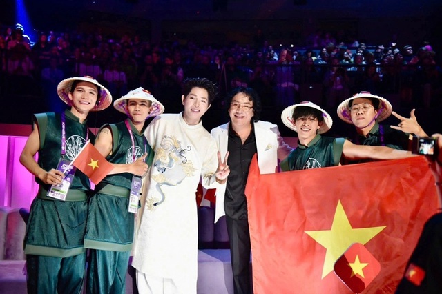 Nam ca sĩ từng bị dọa đánh, đổ muối ớt lên đầu: Lột xác thành quán quân thế giới- Ảnh 4. Nam ca sĩ từng bị dọa đánh, đổ muối ớt lên đầu: Lột xác thành quán quân thế giới- Ảnh 4.