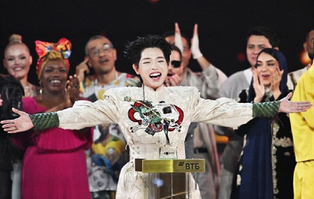 Nam ca sĩ từng bị dọa đánh, đổ muối ớt lên đầu: Lột xác thành quán quân thế giới- Ảnh 1. Nam ca sĩ từng bị dọa đánh, đổ muối ớt lên đầu: Lột xác thành quán quân thế giới- Ảnh 1.