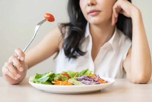 Tóc rụng lả tả chưa chắc là do thiếu chất, 4 thói quen vô tình này khiến tóc của bạn rụng nhiều hơn, điều thứ 3 lắm người mắc nhất- Ảnh 2. Tóc rụng lả tả chưa chắc là do thiếu chất, 4 thói quen vô tình này khiến tóc của bạn rụng nhiều hơn, điều thứ 3 lắm người mắc nhất- Ảnh 2.