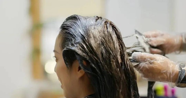 Tóc rụng lả tả chưa chắc là do thiếu chất, 4 thói quen vô tình này khiến tóc của bạn rụng nhiều hơn, điều thứ 3 lắm người mắc nhất- Ảnh 5. Tóc rụng lả tả chưa chắc là do thiếu chất, 4 thói quen vô tình này khiến tóc của bạn rụng nhiều hơn, điều thứ 3 lắm người mắc nhất- Ảnh 5.