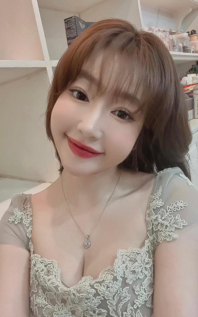 Không thể nhận ra "biểu tượng gợi cảm" đình đám showbiz Việt ở tuổi U40- Ảnh 9. Không thể nhận ra "biểu tượng gợi cảm" đình đám showbiz Việt ở tuổi U40- Ảnh 9.