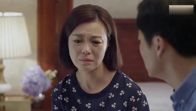 Nữ gi&aacute;m đốc lương 2,6 tỷ/năm bỏ việc để l&agrave;m mẹ to&agrave;n thời gian, 5 năm sau con viết văn: "Người t&ocirc;i gh&eacute;t nhất l&agrave; mẹ"- Ảnh 1.