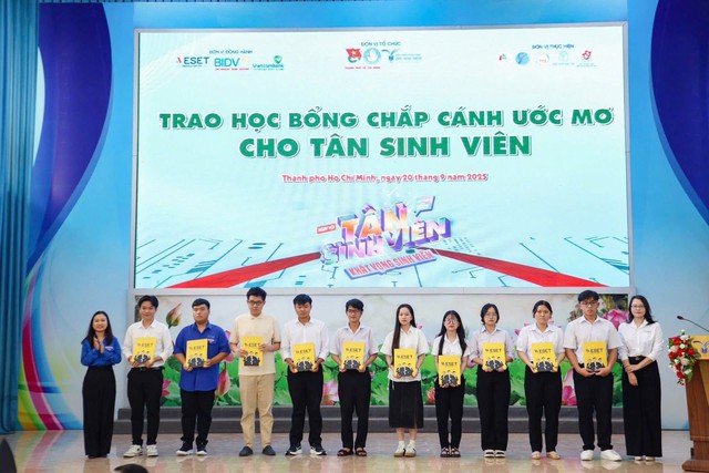 Các bạn sinh viên được trao học bổng.