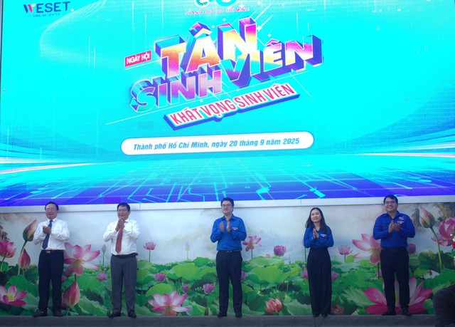 Các đại biểu cùng chính thức khai mạc Ngày hội.