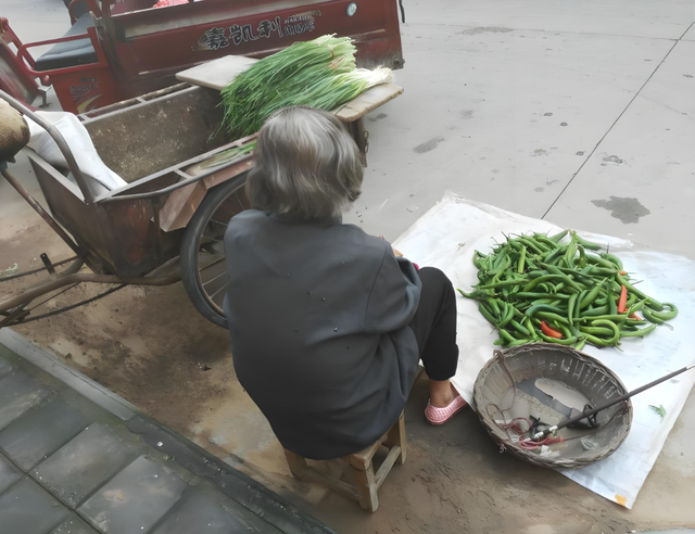 Mẹ làm 3 công việc nuôi con du học 8 năm, con gái về nước thẳng tiến nhà bạn trai, mẩu giấy trong vali xé toạc nỗi đau tình thân- Ảnh 1.