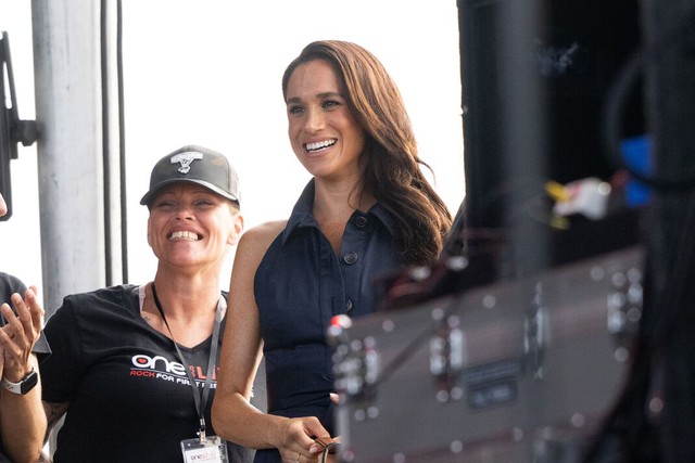 Meghan Markle “chơi chiêu” tóc vàng: Fan Hoàng gia réo tên Vương phi Kate ngay lập tức!- Ảnh 1.