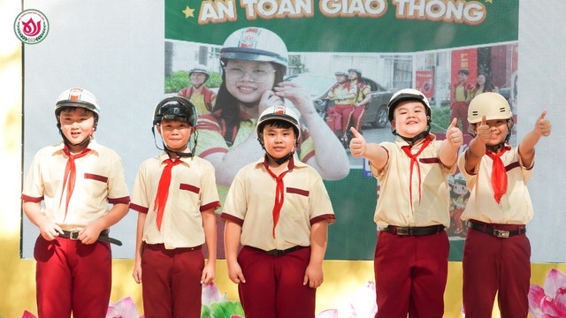 Học sinh hào hứng thực hành đội mũ bảo hiểm. Học sinh hào hứng thực hành đội mũ bảo hiểm.